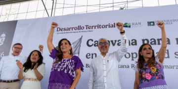 Entrega Mara Lezama títulos y certificados agrarios a 67 mujeres en Bacalar con la Caravana de la Propiedad Social