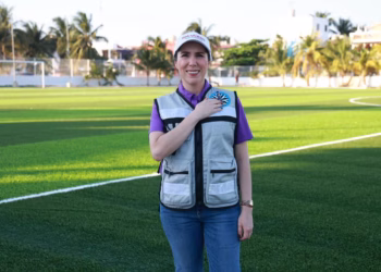 Atenea constata avances en construcción de la nueva cancha de fútbol soccer de Isla Mujeres