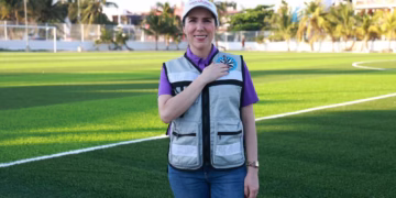 Atenea constata avances en construcción de la nueva cancha de fútbol soccer de Isla Mujeres