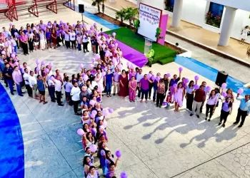 Atenea Gómez Ricalde encabeza encendido de luces por el Mes de la Mujer