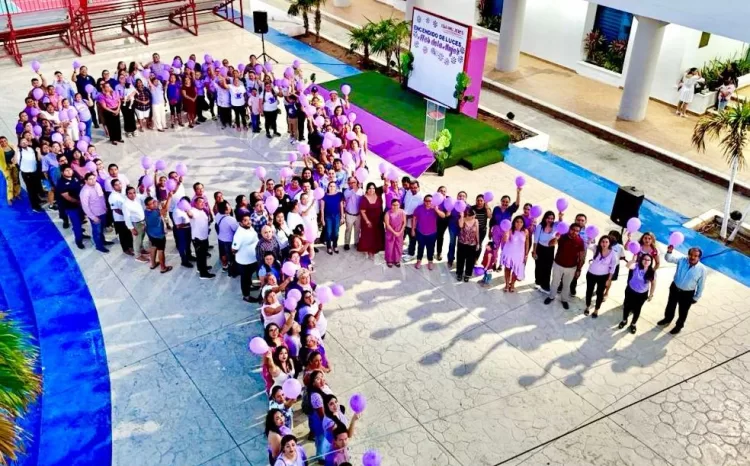 Atenea Gómez Ricalde encabeza encendido de luces por el Mes de la Mujer