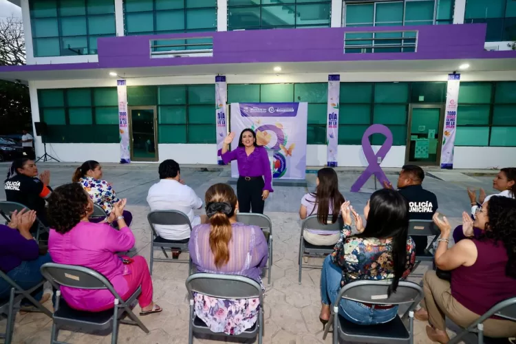 Encabeza Blanca Merari encendido de luces en el Palacio Municipal por el Mes de la Mujer