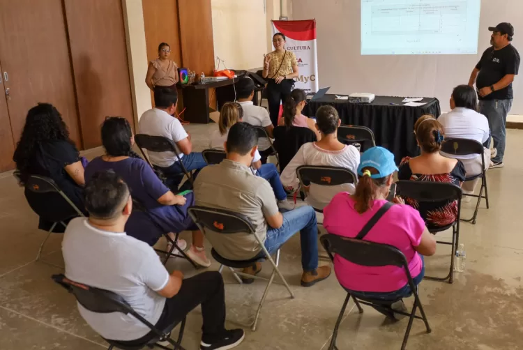 Imparte el Instituto de Cultura y las Artes de Quintana Roo curso a la comunidad artística de Puerto Morelos para acceder a recursos