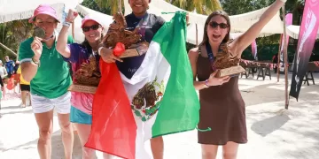 El Cruce de Mujeres reúne a más de 150 nadadoras de todas partes del mundo