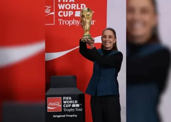 Sheinbaum presenta la copa del Mundial de Futbol 2026 que será exhibida en CDMX