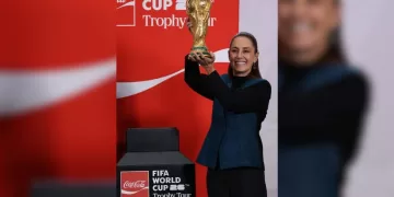 Sheinbaum presenta la copa del Mundial de Futbol 2026 que será exhibida en CDMX