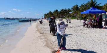 Refuerza Blanca Merari limpieza de playas de Puerto Morelos ante alta ocupación turística en Semana Santa