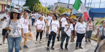 Festejan con marcha aniversario de la Colosio en Playa del Carmen 