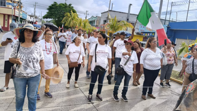 Festejan con marcha aniversario de la Colosio en Playa del Carmen 