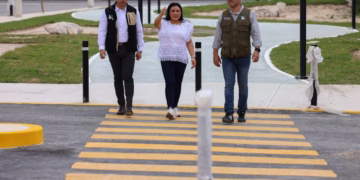 Recorre Blanca Merari la obra del parque lineal en la Supermanzana 19