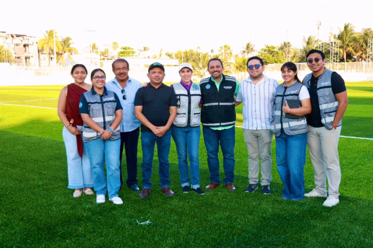 Atenea constata avances de la cancha de fútbol Soccer de la colonia Salinas previo a su inauguración