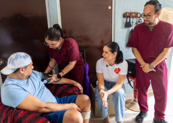 Estefanía Mercado brinda atención a familias con brigadas de “Salud Sin Tanto Choro”