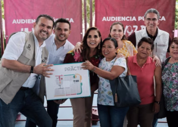 Acerca Mara Lezama apoyos directos a familias durante audiencia “La Voz del Pueblo” en Isla Mujeres
