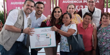 Acerca Mara Lezama apoyos directos a familias durante audiencia “La Voz del Pueblo” en Isla Mujeres