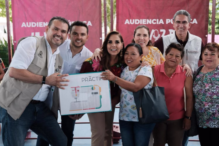 Acerca Mara Lezama apoyos directos a familias durante audiencia “La Voz del Pueblo” en Isla Mujeres