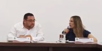 Acusa secretario general a síndica de irresponsable en sesión de Cabildo de Tulum; ella lo rebate