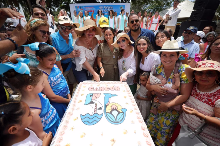 Festeja Ana Paty Peralta con fundadores orgullo de ser cancunense