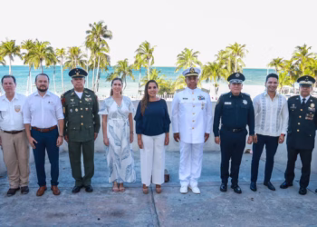 Atenea Gómez asiste a ceremonia del Aniversario de la Heroica Defensa del Puerto de Veracruz de 1914