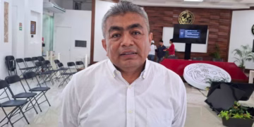 Juan Novelo constata pésimo trabajo de Aguakán y CFE en reparación de calles de Playa del Carmen