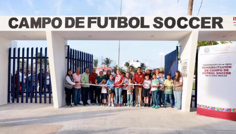 Atenea inaugura nueva cancha de fútbol soccer en Isla Mujeres