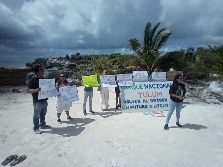 Ciudadanos protestan durante festejo de aniversario del Parque Nacional Tulum