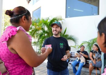 Fernando Muñoz supervisa entrega de microchips para mascotas en Playa del Carmen