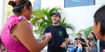 Fernando Muñoz supervisa entrega de microchips para mascotas en Playa del Carmen
