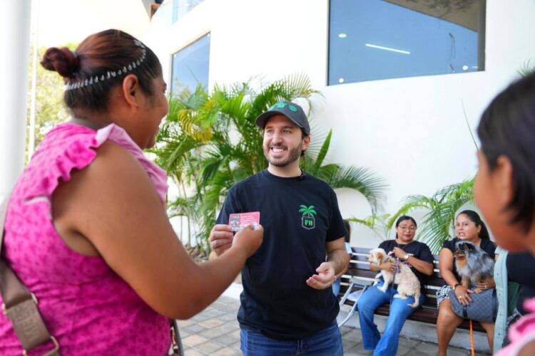 Fernando Muñoz supervisa entrega de microchips para mascotas en Playa del Carmen