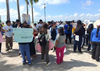 Marchan estudiantes por mal estado de albergues en Chetumal