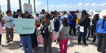 Marchan estudiantes por mal estado de albergues en Chetumal
