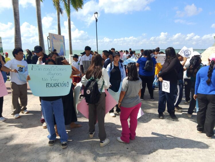 Marchan estudiantes por mal estado de albergues en Chetumal