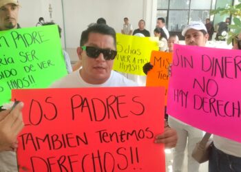 Protestan papás en Cancún por derechos de convivencia 