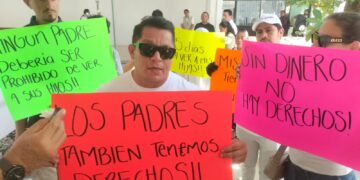 Protestan papás en Cancún por derechos de convivencia 