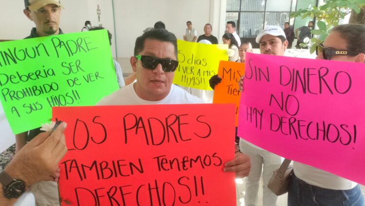 Protestan papás en Cancún por derechos de convivencia 