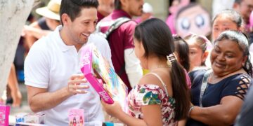Renán Sánchez participa junto al DIF Quintana Roo en entrega de juguetes en Cozumel