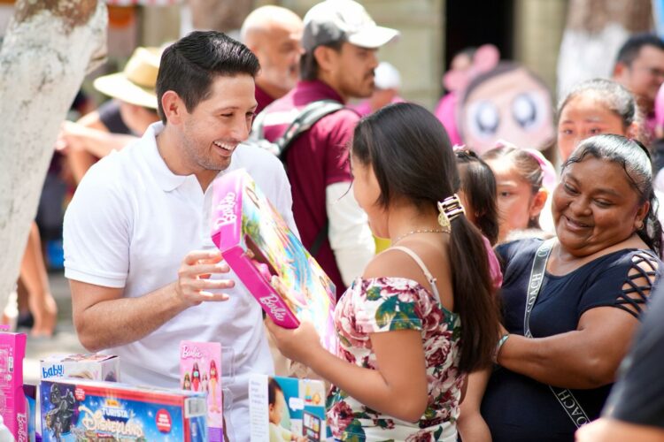 Renán Sánchez participa junto al DIF Quintana Roo en entrega de juguetes en Cozumel