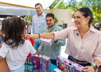 Estefanía Mercado y Eduardo Nájera llevan amor a niñas y niños del CAT del DIF Playa del Carmen