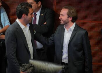 Fernando Muñoz reconoce el trabajo de Eugenio Segura en el Senado 