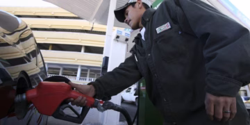 Descuentan “derecho de piso” a despachadores de gasolina precarizados