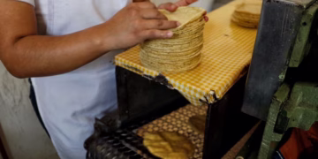 No aumentará el precio de la tortilla, asegura secretario de Agricultura tras reunirse con representantes del sector