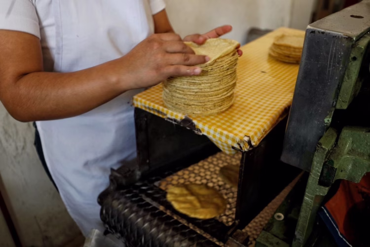 No aumentará el precio de la tortilla, asegura secretario de Agricultura tras reunirse con representantes del sector