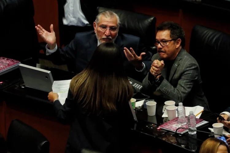 ‘Suspirantes’ ya recorren entidades rumbo a 2027; el Congreso lo resiente