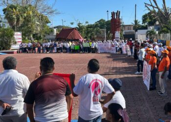 Abuchean trabajadores a Nivardo Mena, durante evento del 1 de Mayo