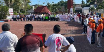 Abuchean trabajadores a Nivardo Mena, durante evento del 1 de Mayo