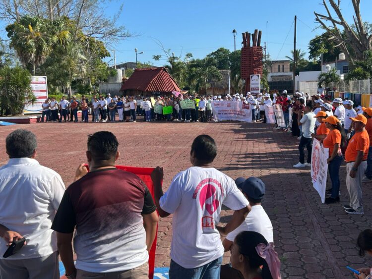 Abuchean trabajadores a Nivardo Mena, durante evento del 1 de Mayo