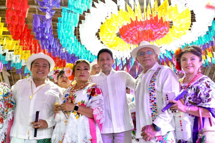 Renán Sánchez reconoce tradiciones de El Cedral como orgullo de Cozumel