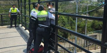 SSC de Playa del Carmen interviene y pone a salvo a mujer en puente peatonal