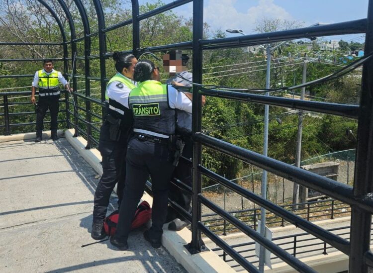 SSC de Playa del Carmen interviene y pone a salvo a mujer en puente peatonal