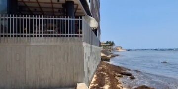 Olas golpean base de edificio en Playa del Carmen; clausuran paso
