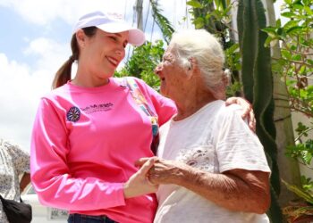 Atenea consiente a las mamás de la Zona Continental de Isla Mujeres